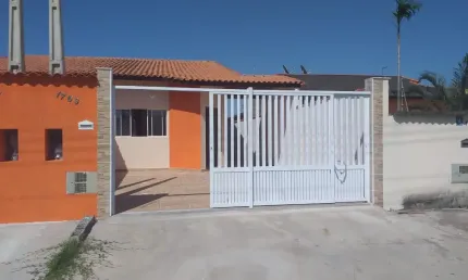 Casa geminada com piscina lado praia em Itanhaém - SP