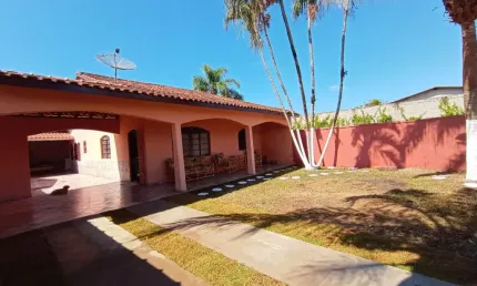 CASA COM EDICULA A VENDA EM ITANHAÉM LOTE INTEIRO A 700M DO MAR .