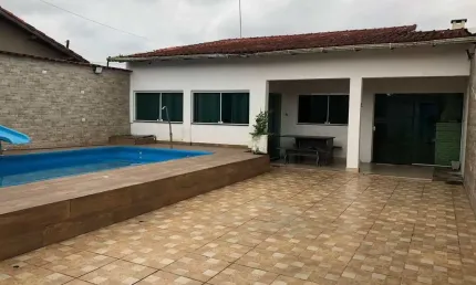 Casa com piscina a venda em itanhaém á 600m do mar .