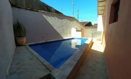 CASA COM PISCINA A VENDA EM ITANHAÉM - BELAS ARTES .