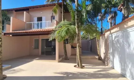 CASA NO CENTRO DE ITANHAÉM COM 4 DORMITÓRIOS E PISCINA