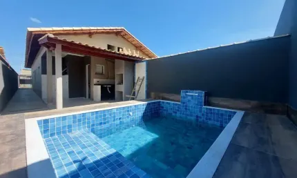 CASA NOVA COM PISCINA Á 1300 METROS DO MAR - ITANHAÉM/SP.