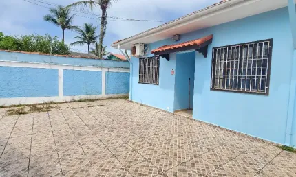 Casa a venda em itanhaém com 03 dormitórios á 50m do mar .