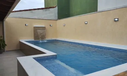 Casa nova com piscina , lote inteiro a venda em Itanhaém/SP.