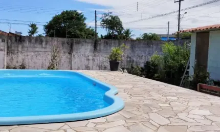 Casa com piscina á venda em Itanhaém - litoral de SP .