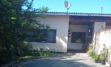 Casa com 03 dormitórios a 1200m do mar - belas artes em itanhaém.