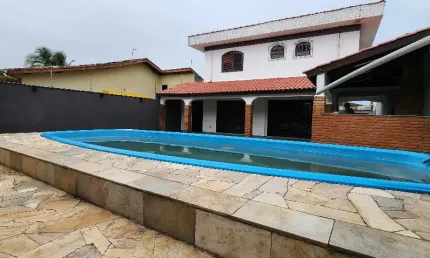 Casa a venda em Itanhaém , Jardim Ivoty , próximo ao centro da cidade .