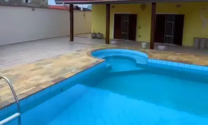 Oportunidade , casa com piscina , lote inteiro á 740m do mar