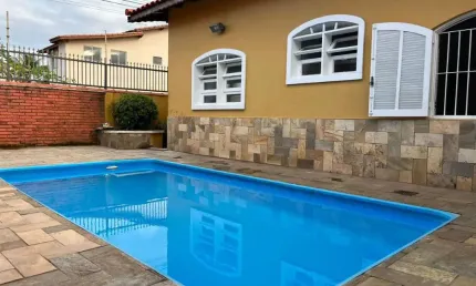 Casa com piscina e edicula á venda em Itanhaem , litoral sul de SP