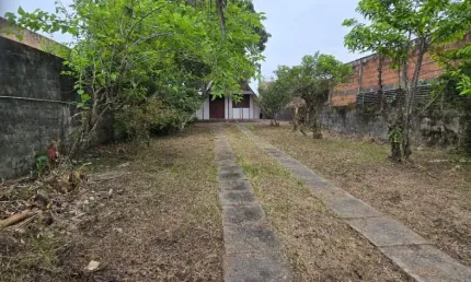 Chalé em terreno de 380m² á venda em itanhaém- 500m do mar