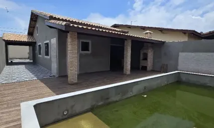 Casa nova com 03 quartos,piscina, excelente acabamento á 100m do mar