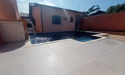 Casa com 3 quartos mobiliada e com piscina á venda em Itanhaém/SP.