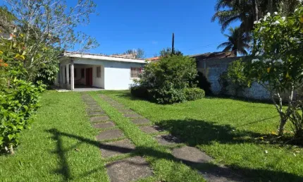 Casa á venda á 400m do mar - 425m² de terreno - itanhaém/sp