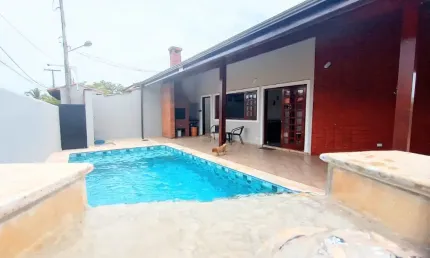 Casa com piscina , mobiliada a 370m do mar em itanhaém/sp