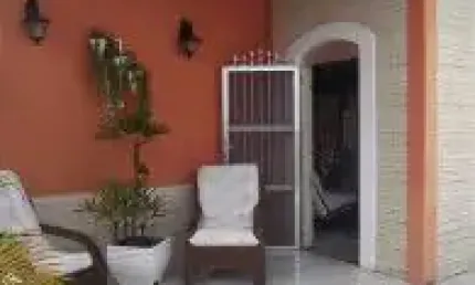 Excelente casa localizada no bairro balneário gaivota - à 100 metros do mar, em rua calçada
