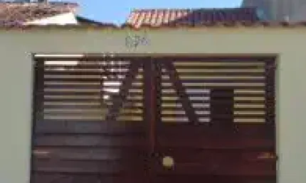 Linda casa localizada no bairro Nova Itanhaém - em rua calçada