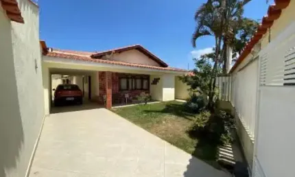 Excelente casa localizada no bairro Jardim Suarão - lado praia