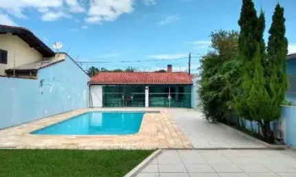 Belíssima casa localizada no bairro Cibratel - lado praia.