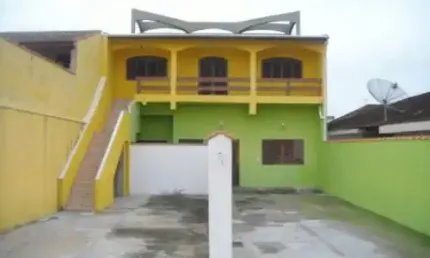 Excelente casa sobreposta (parte de cima) localizada no bairro Suarão.