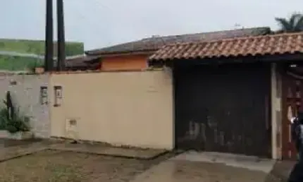 Casa localizada no bairro Jardim Regina - lado praia