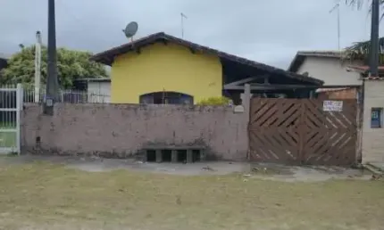 Linda casa localizada no bairro Balneário São Jorge
