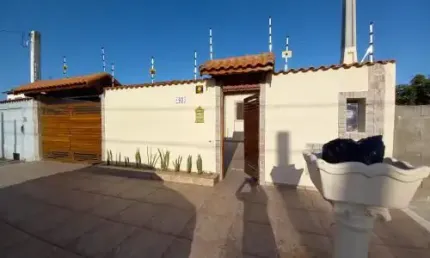 Linda casa localizada no bairro Balneário Novaro no Gaivotas - lado praia, em rua calçada.
