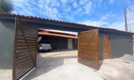 Belíssima casa localizada no bairro Jardim das Palmeiras - lado praia, em rua calçada.
