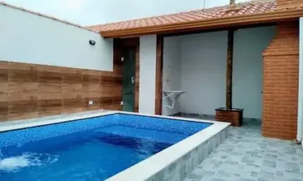 Belíssima casa localizada no bairro balneário gaivotas - lado praia.