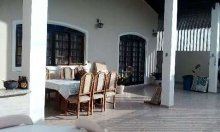 Excelente casa localizada no bairro Jardim Regina - lado praia.