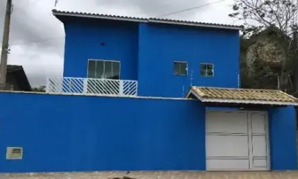 Belíssima casa localizada no bairro Jardim Regina - lado praia, em rua calçada.