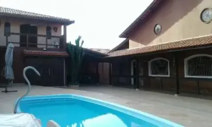 Excelente casa localizada no bairro Jardim Palmeiras  - lado praia, em rua calçada.