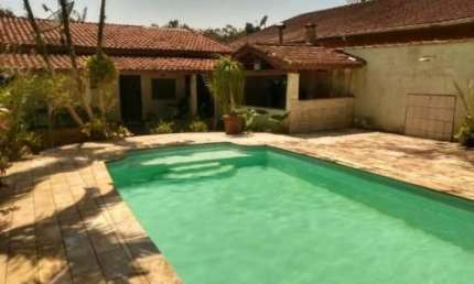 Excelente chácara localizada no Jardim São Fernando - Imóvel de laje, possui churrasqueira, piscina e árvores frutíferas.