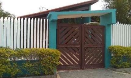 Excelente casa localizada no bairro Cibratel 2 - lado praia, possui piscina, churrasqueira, forno, fogão a lenha e área de serviço.