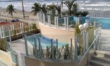 Belíssimo apartamento localizado na Praia dos Sonhos - de frente ao mar rua pavimentada. Possui varanda gourmet com churrasqueira, área de lazer composta por piscina, brinquedoteca, salão de festas, s