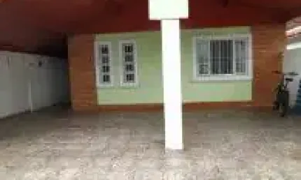 Excelente casa localizada no bairro balneário gaivota - lado praia em rua calçada.