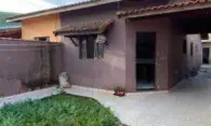 Excelente casa localizada no bairro jardim regina - lado praia em rua calçada, possui edícula nos fundos.