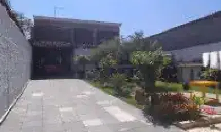 Excelente casa localizada no Jardim Regina - rua calçada, possui lavandeira, churrasqueira, varanda, jardim e possui espaço para piscina