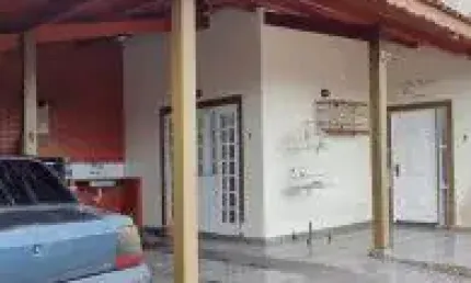 Casa linda à uma quadra do mar no Jardim Regina, em Itanhaém - rua calçada.