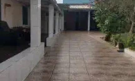 Excelente casa localizada no bairro Belas Artes - lado praia, rua calçada.