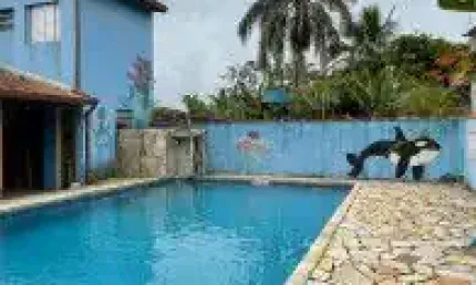 Belíssima casa localizada no bairro Balneário Gaivota, em Itanhaém - lado praia, rua calçada.