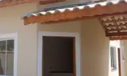 Excelente casa localizada no bairro Jardim Grandesp - lado praia, possui piscina e área gourmet com churrasqueira.