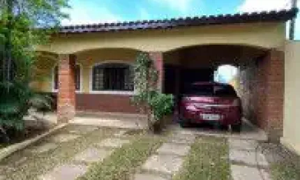 Excelente casa localizada no bairro Jardim das Palmeiras, em Itanhaém.