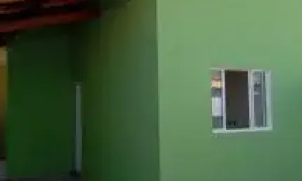 Belíssima casa localizada no bairro Jardim Jamaica - lado praia, possui churrasqueira e piscina.