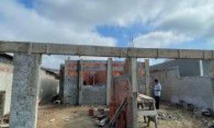 Casa localizada no bairro Tupy, em Itanhaém- em rua calçada, lado praia.