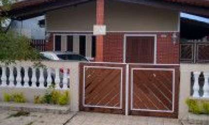 Belíssima casa localizada no bairro Balneário Josedy, em Peruíbe - lado praia, em rua calçada.