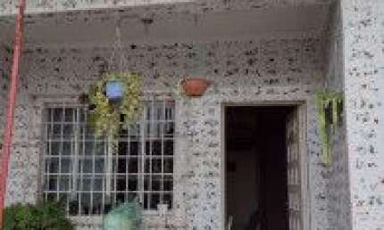 Casa localizada no bairro Jardim Praia Grande, em Mongaguá - lado praia em rua calçada.