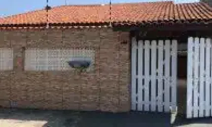 Linda casa localizada no bairro Luizamar Mirim, em Itanhaém - lado praia, em rua calçada.