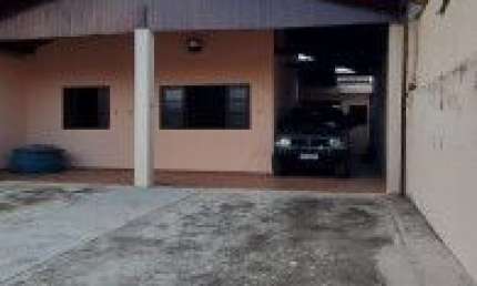 Excelente casa localizada no bairro Jardim Regina, em Itanhaém - lado praia, em rua calçada.