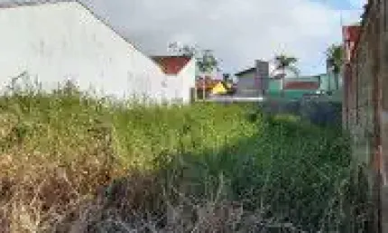 Excelente terreno localizado no bairro balneário beatriz, em itanhaém - lado praia, em rua calçada.