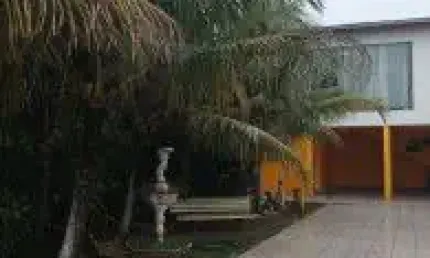 Excelente casa localizada no bairro Bopiranga, em Itanhaém -  Possui piscina, área gourmet com churrasqueira, edícula, área coberta, pomar, jardim, varanda e ambiente discoteca.